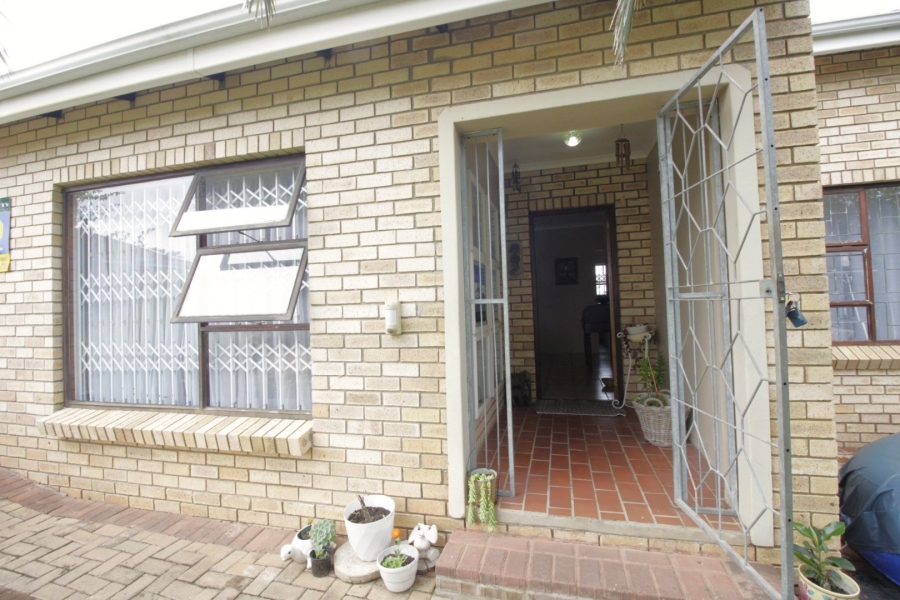 4 Bedroom Property for Sale in Wavecrest Eastern Cape